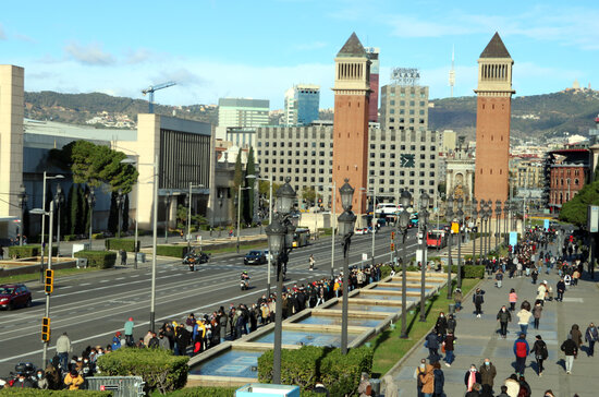 The line outside the Fira Barcelona vaccination site went all the way to Plaça Espanya on December 5, 2021 (by Àlex Recolons)